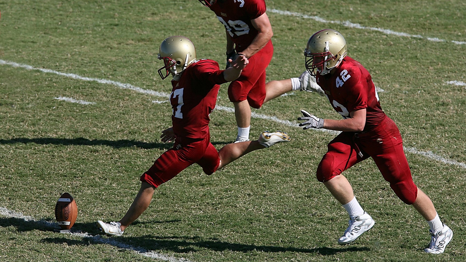 欧冠比赛场馆保障措施为赛事举办提供保障，欧冠比赛球场标准